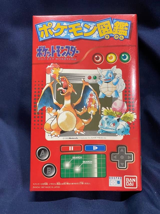 Boîte rouge « ポケモン図鑑 » illustrée d'un Pokédex et de Pokémon, encore sous film.